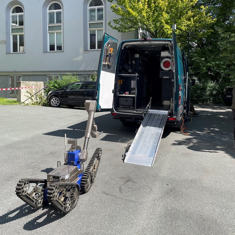 The bomb disposal team also arrived. (Bild: Jörg Schwaiger)