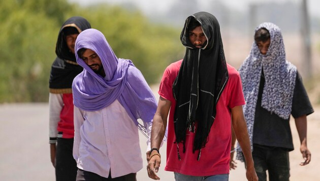 Millions of Indians are suffering from the extreme heat. (Bild: AP ( via APA) Austria Presse Agentur)