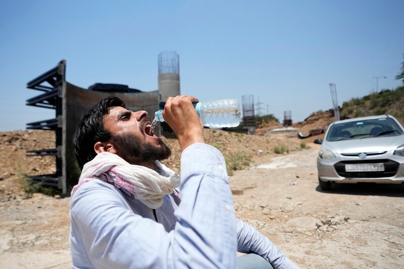 Im Norden Indiens wird das Wasser knapp. (Bild: AP ( via APA) Austria Presse Agentur)