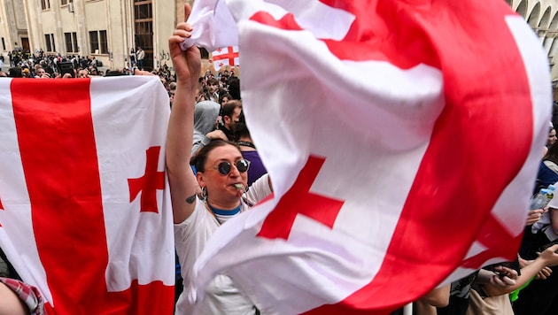 Grúziában hónapokig tömegesen vonultak az utcára az emberek, hogy a törvény ellen tüntessenek. (Bild: AFP/Vano SHLAMOV)