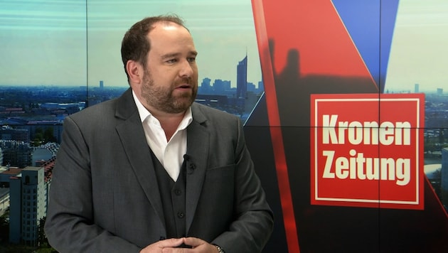 Christoph Haselmayer bugünkü soru-cevap konuşmasında (Bild: krone.tv)