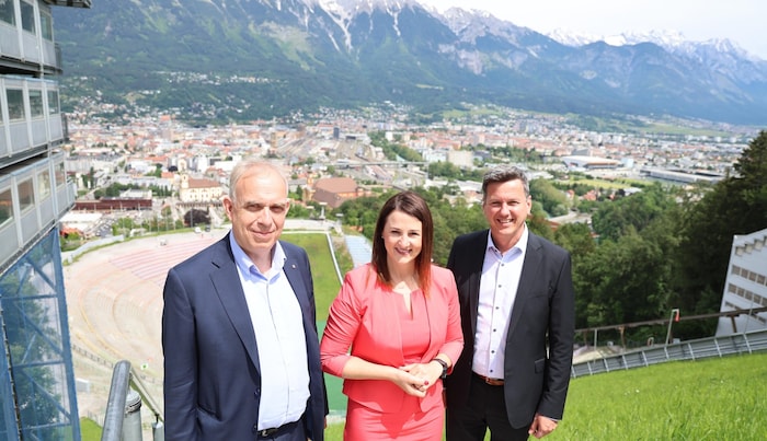 Tirols Krisenmanager Elmar Rizzoli mit LR Mair und LR Fellner (Kärnten, v. li.). 