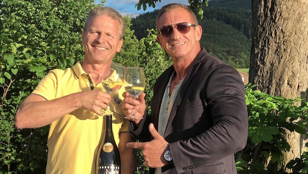 Josef Weiß und Max Fraisl heimsten mit ihrem Bond-Wein Gold ein. Nun nehmen sie eine internationale Prämierung in Angriff. (Bild: Fraisl)