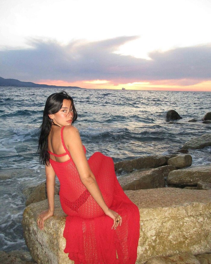 Dua Lipa ist ein großer Fan von Häkel-Mode und genoss schon einige Strandtage in den gemütlichen ...