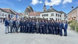 Vollversammlung bei der Auszeichnung der neuen Polizisten: Bundespolizeidirektor Takacs, ...
