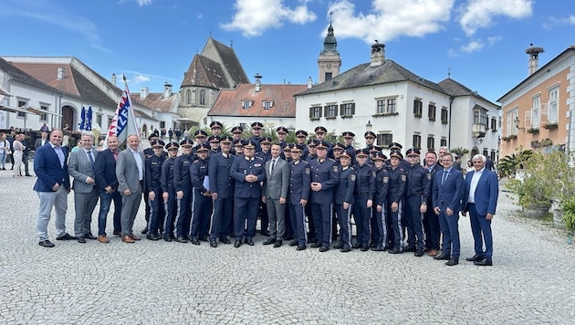 Vollversammlung bei der Auszeichnung der neuen Polizisten: Bundespolizeidirektor Takacs, Landtagspräsident Hergovich und Bürgermeister Stagl waren mit von der Partie. (Bild: Schulter Christian)