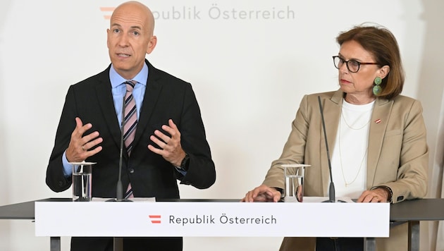 Kocher és Kraus-Winkler a szerdai sajtófoyerban. (Bild: APA/HELMUT FOHRINGER)