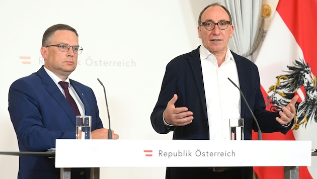 August Wöginger, az ÖVP frakcióvezetője és Johannes Rauch egészségügyi miniszter (Zöldek). (Bild: APA Pool/APA/HELMUT FOHRINGER)