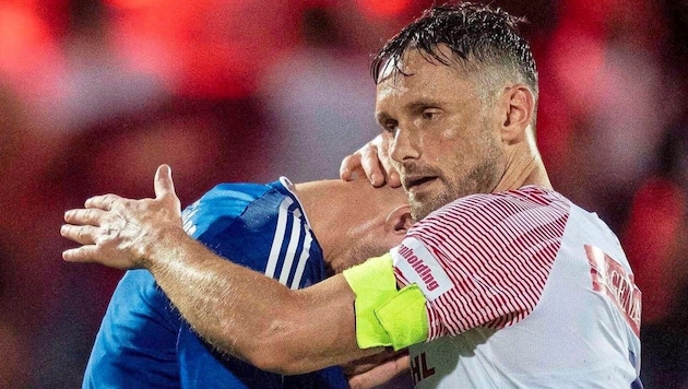 Pechvogel Max Entrup (l.) wurde nach dem 0:1 gegen die Austria von James Holland getröstet. (Bild: GEPA pictures)