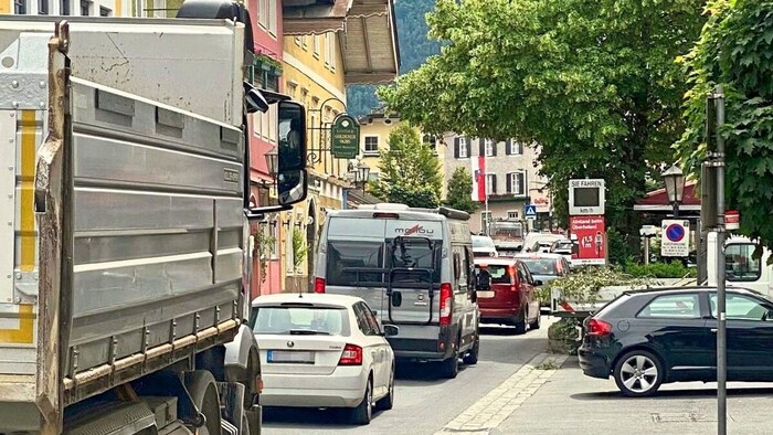 Ein beinahe alltägliches Bild: Stau im Gollinger Ortszentrum.