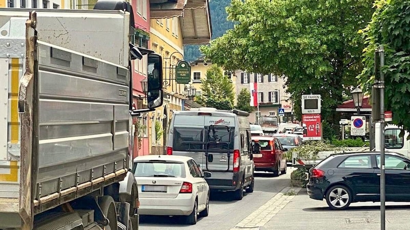 The traffic jam in the center of Golling has become a daily occurrence (Bild: zVg)