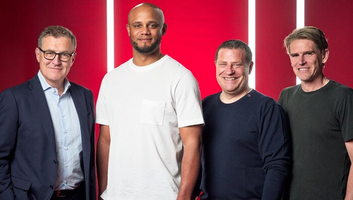 Vincent Kompany (2.v.l.) nimmt auf der Trainerbank der Bayern Platz.