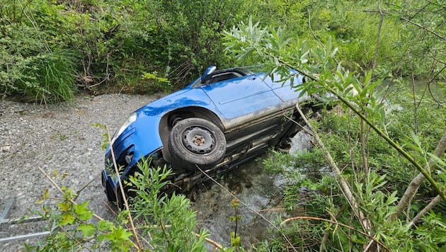 Das Auto landete mit der Beifahrerseite im Wasser. (Bild: ZOOM Tirol/zoom.tirol)