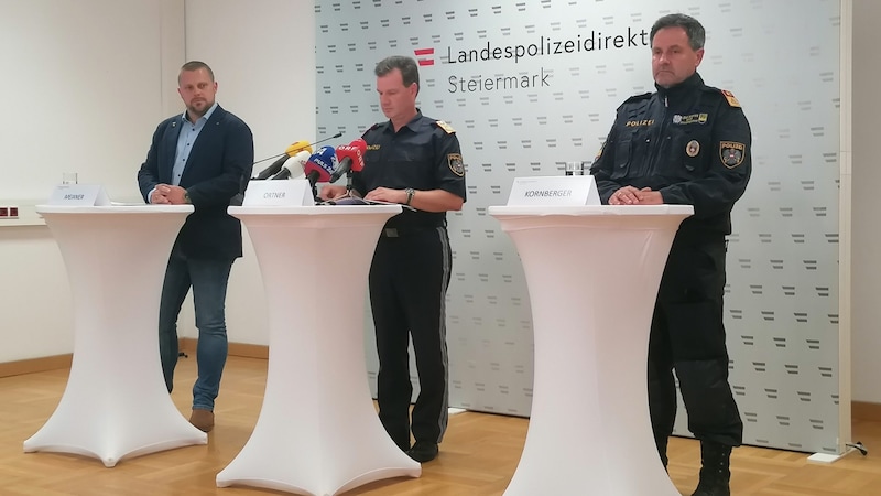 Rupert Meixner, Chef vom steirischen LSE, der steirische Polizei-Chef Gerald Ortner und Rene Kornberger, Leiter vom LKA Steiermark und Bomben-Experte bei der Pressekonferenz am Mittwoch  (Bild: Krisper Monika)