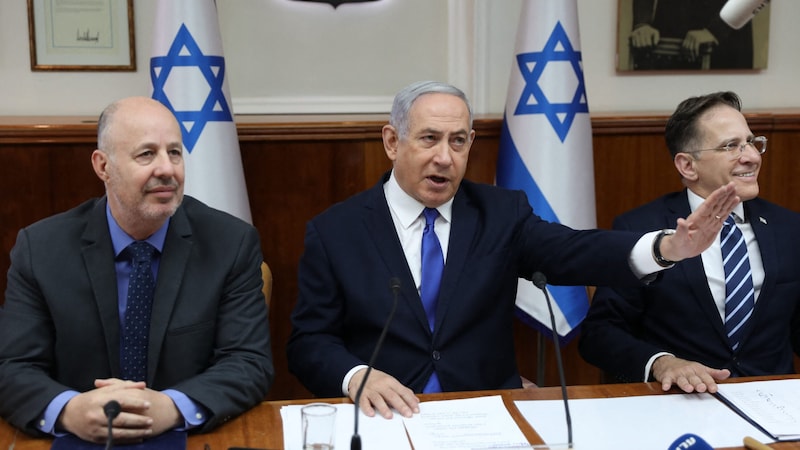 Von links: Israels Sicherheitsberater Tzachi Hanegbi, Premierminister Benjamin Netanyahu, Kabinettssekretär Tzahi Braverman (Archivbild) (Bild: AFP/APA/Pool/Abir Sultan)