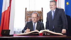 Ex-Präsident François Hollande bei der Eintragung ins Goldene Buch der Stadt Wien.