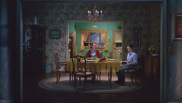 Die Fassade hinter der Kleinstadtidylle, menschliche Einsamkeit und Abgründe der Gesellschaft sind ein wiederkehrendes Thema bei Crewdson.   (Bild: The ALBERTINA Museum, Vienna – Permanent loan, Private Collection © Gregory Crewdson)