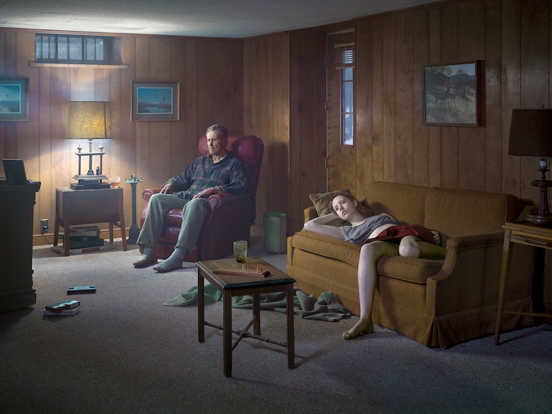 Sozialer Niedergang der Gesellschaft jenseits des amerikanischen Traums: die Serie „Cathedral of the Pines“ (Bild: The ALBERTINA Museum, Vienna – Permanent loan, Private Collection © Gregory Crewdson)