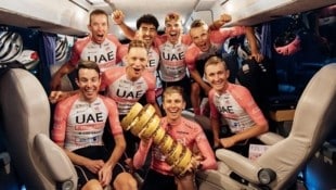 Der Jubel des UAE-Teams rund um Vorjahressieger Tadej Pogacar (Bild: Sprintcycling/UAE-Team)