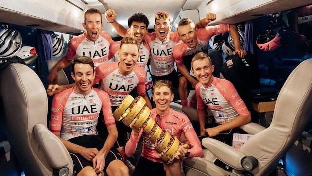 Der Jubel des UAE-Teams rund um Vorjahressieger Tadej Pogacar (Bild: Sprintcycling/UAE-Team)