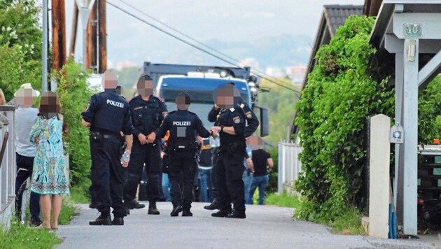 Şüphelinin Premstätten'deki evi kalabalık bir polis grubu tarafından arandı. (Bild: Scherbichler Wulf/Wulf Scherbichler)