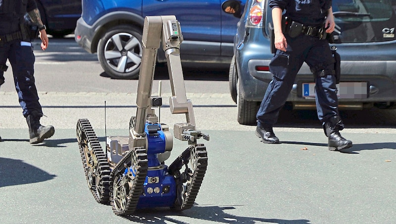 Auch ein Spezialroboter kam zum Einsatz. (Bild: Scherbichler Wulf/Wulf Scherbichler)