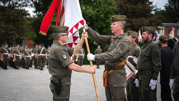 Brigadier Roman Hofer (li.) beim Festakt (Bild: HBF/Carina Karlovits)