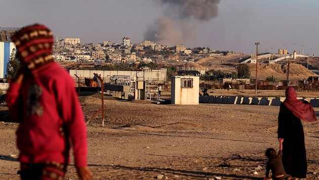 A palesztin és egyiptomi határ szerdán (Bild: AP/Ramez Habboub)