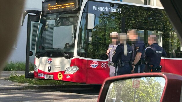 Groß-Enzersdorfer Straße was closed in the area of the accident site for the entire morning. (Bild: Laura Alexa, Krone KREATIV)