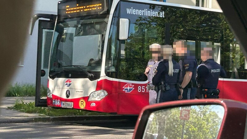 A Groß-Enzersdorfer Straße-t a baleset helyszínén egész délelőtt lezárták. (Bild: Laura Alexa, Krone KREATIV)