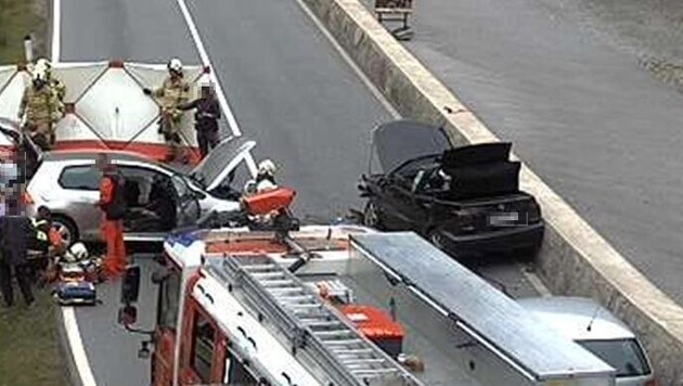 Ein Sekundenschlaf dürfte zum Frontal-Crash im Bereich Fernstein geführt haben. (Bild: Land Tirol (Webcam), Krone KREATIV)