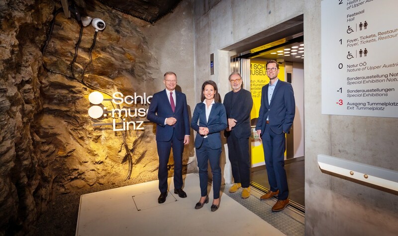 The lift in the tunnel (from left): LH Thomas Stelzer, Isolde Perndl and Alfred Weidinger, head of OÖ LKG and a representative of the building management team (Bild: Land OÖ/Andreas Röbl)