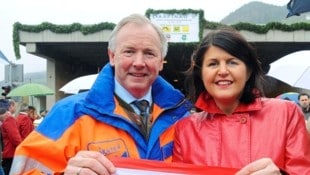 Gerhard Dörfler (der gestern Geburtstag hatte) bei der Verkehrsfreigabe mit Landeshauptfrau Gabi Burgstaller. (Bild: LPD/Bodner)