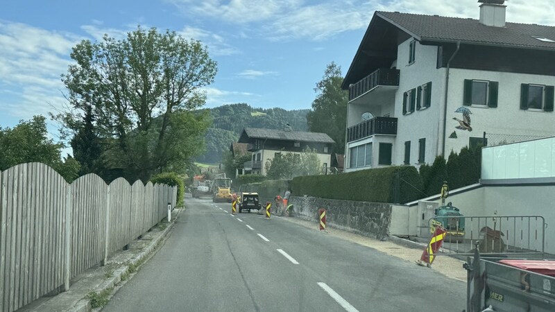 Aktuell wird in Weyregg der Gehsteig entfernt und ein Multifunktionsstreifen errichtet.  (Bild: Loy Robert)