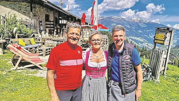 Auf der Hütte im Zillergrund. Franz Posch (links) mit den großartigen Gastgebern Barbara und Walter Platzgummer. (Bild: Silberberger Toni)