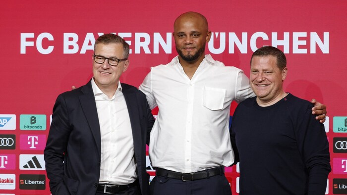 Vincent Kompany mit Vorstandsboss Jan-Christian Dreesen (l.) und Sportvorstand Max Eberl