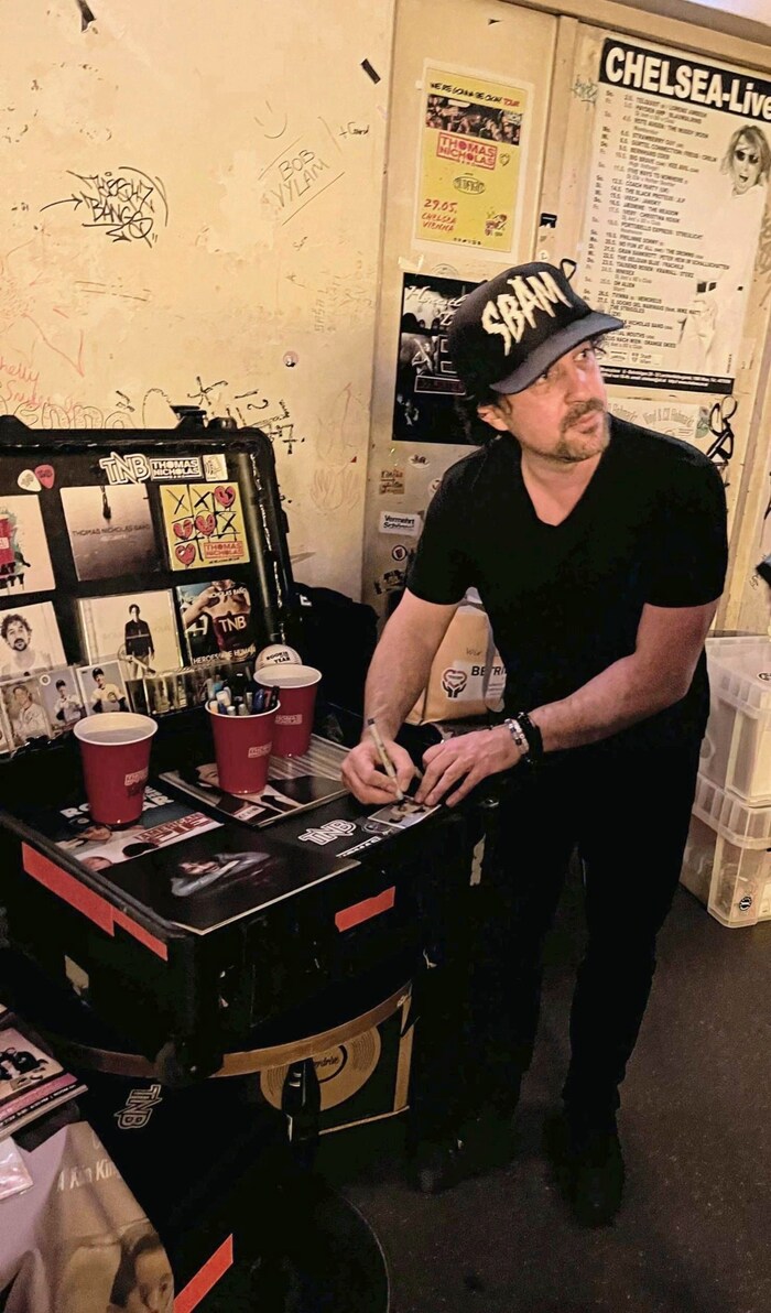 Autogramokat osztogatott a közönségnek.