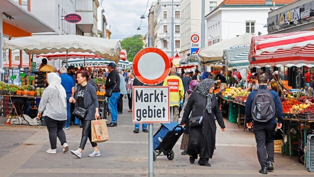 Wiens Märkte ziehen Woche für Woche Tausende Einheimische und Gäste an, die hier frisches Obst und Gemüse einkaufen. Doch die Qualität der Ware ist schlechter geworden, wie Kunden und Standler berichten. (Bild: Groh Klemens)