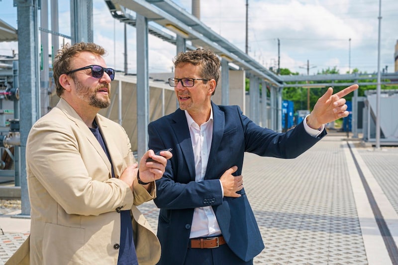 Hydrogen expert Johannes Jungbauer (right) showed the "Krone" the system. (Bild: Wien Energie/FOTObyHOFER/Christian Hofer)