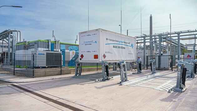 This is what a modern tanker looks like. These trailers are used to transport hydrogen. (Bild: © FOTObyHOFER/Christian Hofer)