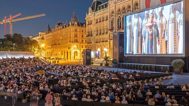 Am Rathausplatz wartet neben Musik- und Konzertfilmen auch viel Kulinarik auf die Besucher. (Bild: JOHANNES_WIEDL)