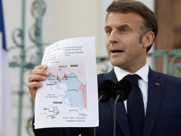 Macron zeigt auf einer Landkarte, wie die Ukraine von Russland aus unter Beschuss genommen wird.