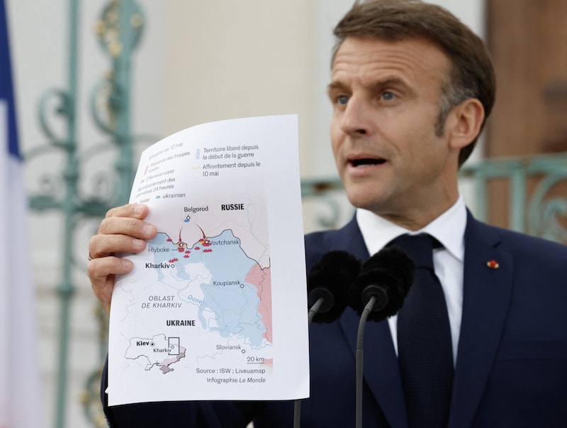Macron zeigt auf einer Landkarte, wie die Ukraine von Russland aus unter Beschuss genommen wird. (Bild: AFP/Odd ANDERSEN)