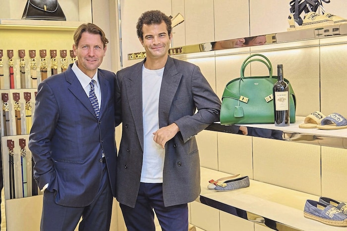 Salvatore (solda) ve Riccardo Ferragmo ile Viyana'nın Kohlmarkt'ındaki Ferragmo mağazasında bir ...