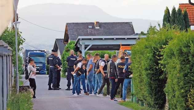 Ein Großaufgebot an Polizei samt Spezialwagen fuhr am Mittwochabend in Premstätten auf. (Bild: Scherbichler Wulf/Wulf Scherbichler)