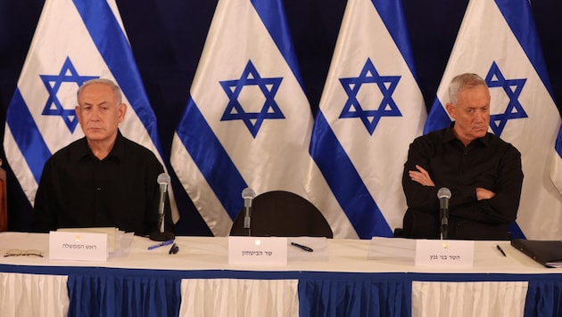 A 65 éves Benny Gantz (jobbra) többször is bejelentette, hogy kilép Benjamin Netanjahu háborús kabinetjéből. (Bild: AFP/Abir SULTAN)