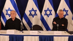 Der 65-jährige Benny Gantz (re.) hatte mehrfach seinen Rückzug aus dem Kriegskabinett Benjamin Netanyahus angekündigt. (Bild: AFP/Abir SULTAN)