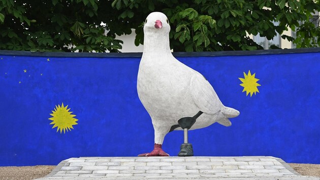 Die Taubenskulptur steht am Friedhof.  (Bild: Wolfgang Spitzbart)