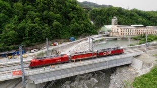 Ein seltenes Bild: Drei Elektroloks standen auf dem Bauwerk und brachten es auf 250 Tonnen Gewicht. (Bild: ÖBB)