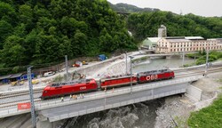 Ein seltenes Bild: Drei Elektroloks standen auf dem Bauwerk und brachten es auf 250 Tonnen ...
